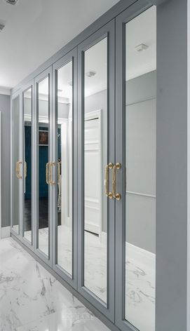 Классический шкаф с зеркалами в коридоре